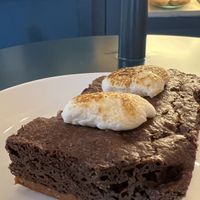 A great place for desserts and all vegan. Staff is friendly . I’m so happy they have a vegan s’mores brownie .  at I Quit - Café & Bakery in Mexico City