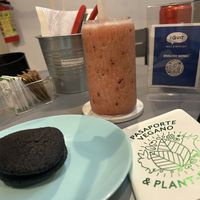 Oreo Keto y tisana en frappe 🖤✨  at I Quit - Café & Bakery in Mexico City