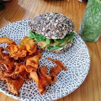 Hummus, avocado, and caramelised onion sandwich w/ sweet potato crisps + kale smoothie at Feria 83 in Sevilla