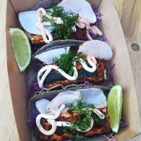 Vegan tofu tacos served by 3 with extra lime and spicy topping at La Güerita in Lille