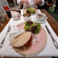 I had the vegan weekly menu today 1. pita, falafel, vegetables and tzatziki sauce.

As always very tasty and absolutely recommended. at Gasthof Hirschen in Regensdorf