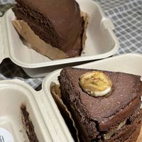 New cakes - Earl gray cake(left) and chocolate banana cake(right). Both are pretty moist and delicious  at Omu Omu - 오무오무 in Goyang
