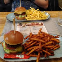 Veganer Burger mit Süßkartoffelpommes; nicht-vegan im Hintergrund at Ben's Burgerbar in Heidelberg