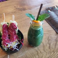 Tofu Spieße mit Green Rice flakes und Green Detox smoothie at Vegan House - Schillerplatz in Dresden