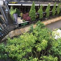 Aan de voet van de Loschwitzer Brücke vind je deze parel  at Vegan House - Schillerplatz in Dresden