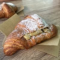 Croissant with pistacchio filing, best one I’ve ever eaten 🫶🏻  at Vegustibus in Rome