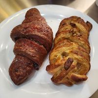 Cornetti marmellata amarene e scaglie di cioccolato e treccia con l'uvetta e sciroppo d'acero at Vegustibus in Rome