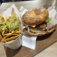 Nachos guacamole et bagel avec bacon et fromage vegan  at Best Bagels - Lumiere in Lyon