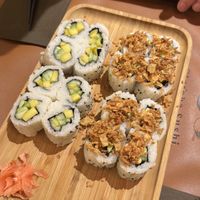 In/out komkommer mango sushi en crispy veggie sushi  at Marpha Sushi & Nepali Kitchen in Bruges