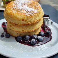 Pancakes mit Ahornsirup und Blaubeeren at Snocks Coffee in Mannheim