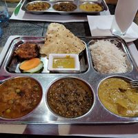 Thai mix, arroz basmati, tofu al curry, lentejas y guisado de chícharos. Delicioso! Es parte del menú del día. at Vegan Mount in Barcelona