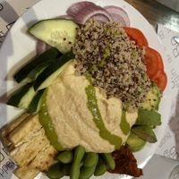 bowl verdure crude, edamame, quinoa, hummus, avocado, pomodori secchi e tofu  at Vegan Mount in Barcelona