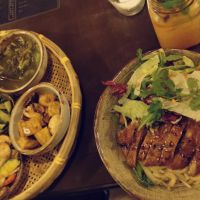 Udon-Nudeln mit Seitan Ente und gemischte vegane Platte at Vegang - P-Berg in Berlin