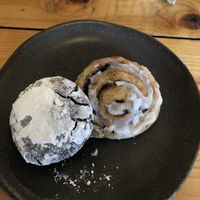 Vegan Chocolate cookie and cinnamon roll at Café Botánico in La Serena