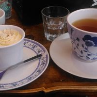 Carrot cake on th left, organic green tea on the right, citrus infused water in the middle (free of charge btw) at C is for Cookie in Reykjavik