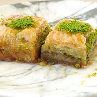 Vegan Pistacchio baklava (there were 4 pieces, took the picture after we had started 😂) at Petek Pastahanesi in Famagusta