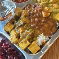 שני סוגים של טופו בתבשיל, שעועית, אורז   at Dhaba Beas in Hradec Kralove
