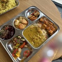 תבשיל עדשים, תבשיל אורז. קצת טופו בסגנון ויאטנמי, קצת קארי תאילנדי עם טופו וירקות   at Dhaba Beas in Hradec Kralove
