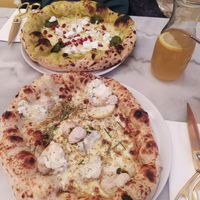 Bianca uno and verde pizza at Wolke in Vienna