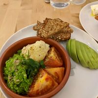 Vegan breakfast with hummus, tomatos, avocado and some mashed green peas with mint at Lamingtons in Munich