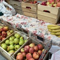 Apples at Woolf Farms Fruit Market in Salem