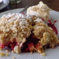 Vegan apple and berry crumble with ice cream at Die Rebellion des Zimtsterns in Berlin