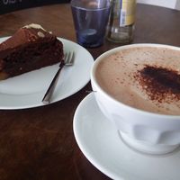 Vegan chocolate cake and hot chocolate at Die Rebellion des Zimtsterns in Berlin
