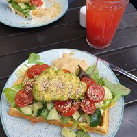 Hausgemachte Erdbeer Limonade& Falafelwaffel mit Avocado, Gurke, Tomaten, Joghurt-Minz-Dip, Blattsalat, Hummus Sesam at Cafè 66 in Stralsund