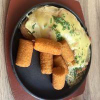 Veganes Hollondaise-Schnitzel, überbacken mit Schmorzwiebeln und Kroketten  at Elmenhorster Mühle - Burger & Mehr in Waltrop