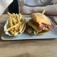 Rösti-Burger mit Pommes  at Elmenhorster Mühle - Burger & Mehr in Waltrop