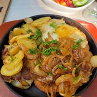 Mühlen Krüstchen (Zwei vegane Schnitzel + Schmorzwiebeln + veganes Spiegelei + Bratkartoffeln + Salat)
 at Elmenhorster Mühle - Burger & Mehr in Waltrop