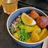 Bol chaud de riz, lentilles et légumes au curry at J'ai du bowl in Valenciennes