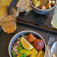Bol chaud de riz, lentilles et légumes au curry et bol chaud de purée, tofu et légumes at J'ai du bowl in Valenciennes