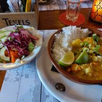 vegan mango curry with side salad at Taveerne De Twaalf Balcken in Den Burg