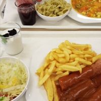 Vegane Currywurst mit Pommes und Salat + Nachtisch & veganes Curry mit Tofu und Nudeln at Zentralmensa in Gottingen