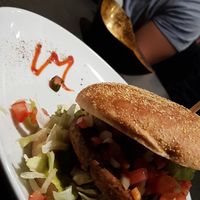 Veganer Falafel-Burger mit Guacamole at Monopol in Hameln