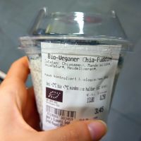 chia pudding mit blaubeeren at denn's Biomarkt - Ernst-August-Platz in Hannover