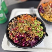 Sushireis mit Avocado, Teriyakisauce, gebratene Aubergine mit cashews und Granatapfelkerne  at Island Poké in Grenoble