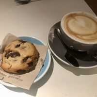 Café con bebida de avena + cookie vegana  at Papín in Logrono