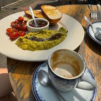 Caravela
Sliced avocado seasoned with dukkah (spices and nuts), tomato chutney, grilled cherry tomatoes, and slices of naturally fermented white bread drizzled with olive oil at Ancora Coffee House in Pocos De Caldas