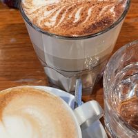 Kaffee und Chai Latte, leider mit Aufpreis für alternative Milch #Veganuary at Burggasse 24 in Vienna