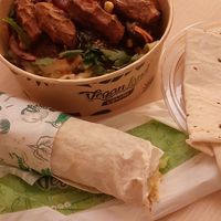 De cigkofte salade bowl en falafel wrap at VeganLand in Ratingen