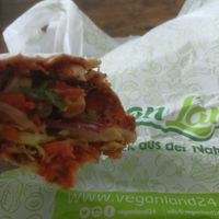 Lahmacum mit Salat at VeganLand in Ratingen