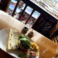 Hamburguesa de soya ( no me gustó) pan muy duro. El pico de gallo de los nachos estaba muy rico  at Buena Vista in Otavalo