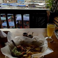 Nachos con guacamole y pico de gallo. Los nachos decían home made pero parecían comprados at Buena Vista in Otavalo
