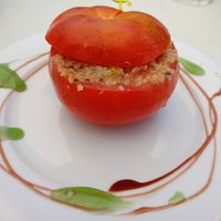 Tomate relleno de quinoa at Lo Nuestro in Olvera
