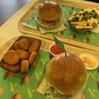 Cheesyburger, nuggets, cheesy fries  at Vedang - green burger | P- Berg in Berlin