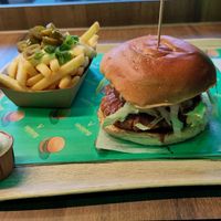 Babycue burger and cheezy chilli fries at Vedang - green burger | P- Berg in Berlin