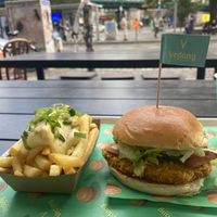Angry chick and cheezy fries  at Vedang - green burger | P- Berg in Berlin
