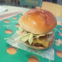 Cheeseburger at Vedang - green burger | P- Berg in Berlin